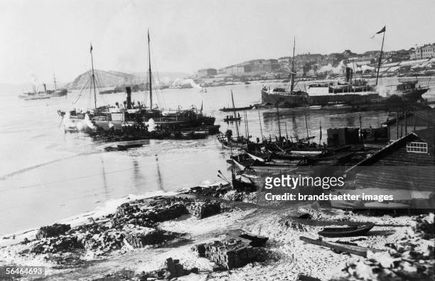 Vladivostok : Harbour with ships. Photography. Around 1893/94. [Wladiwostok : Hafen mit Schiffen. Photographie. Um 1893/94.]