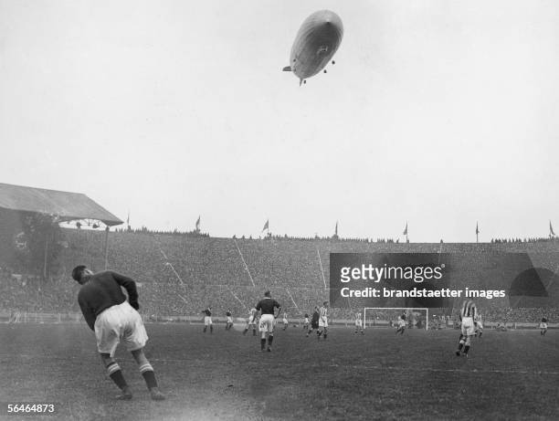 Zeppelin flies over the Wembley stadium during the FA Cup Final between Arsenal and Huddersfield. 26.4.1930. [Cupfinale in London. Waehrend des...