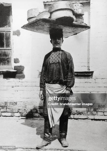 Street hawker selling blueberries. Photography. Moscow. 1903. [Ein Strassenhaendler verkauft Blaubeeren. Photographie. Russland. 1903.]