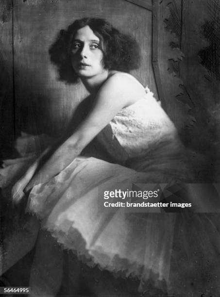 Russian Ballerina Anna Pavlowa. Photography. Vienna. 1913. [Die russische Ballerina Anna Pavlowa. Photographie. Wien. 1913.]