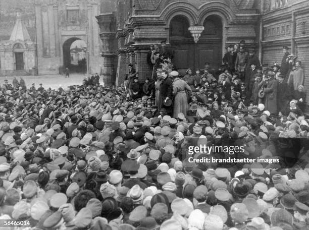 Political meeting on the Red Place in Moscow. Photograph. Around 1918. [Politische Versammlung am Roten Platz in Moskau. Photographie. Um 1918.]