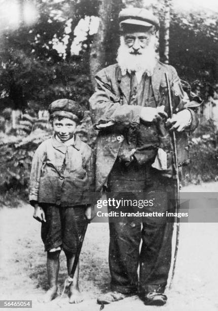 Vagabonds. Grandfather and his grandson. Photography. 1928. [Die Landstreicher. Grossvater und sein Enkel. Polen. Photographie. 1928.]