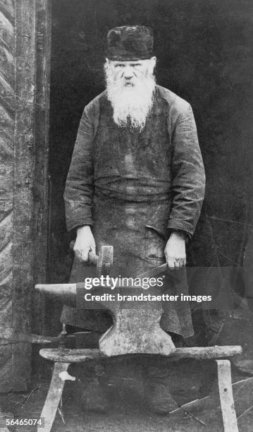 Perl Zyn, the 87-year-old blacksmith from Nove Miosto at work . Photography. 1925. [Perl Zyn, der 87-jaehrige Schmied von Nove Miosto. Photographie....