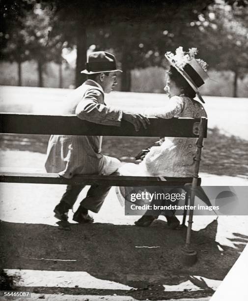 Lovers on a park bench. Photography. Around 1905. [Paar auf der Parkbank in Wien. Photographie. Um 1905.]