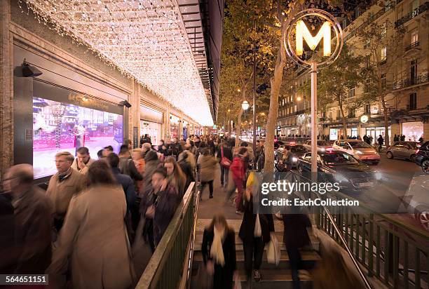people shopping for christmas in paris, france - galeries lafayette paris department stockfoto's en -beelden