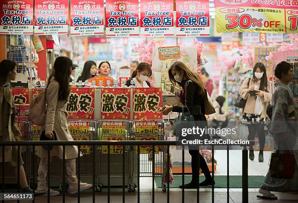 people shopping at a drugstore in kyoto, japan - kioto prefectuur stockfoto's en -beelden