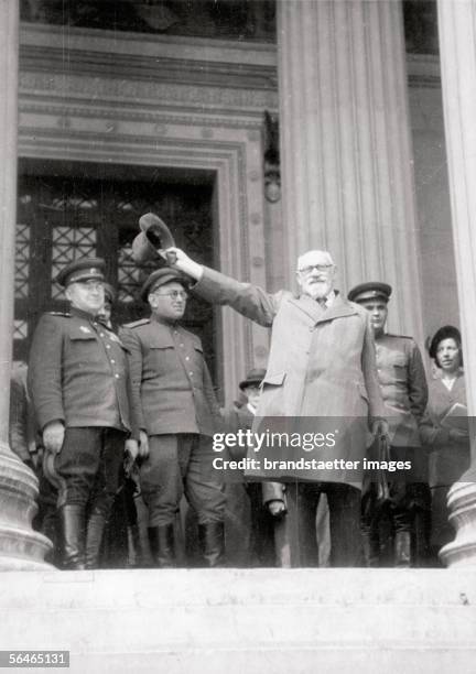 Karl Renner as the first head of government of the 2nd Republik on the stairs of the Vienna parliament, surroundet by soviet officers. 1945....