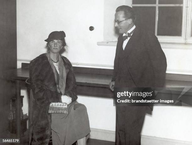Nobelprize laurate Erwin Schroedinger before his Nobel Prize speech in sweden. Next to him, the mother of his colleague and also winner of the nobel...