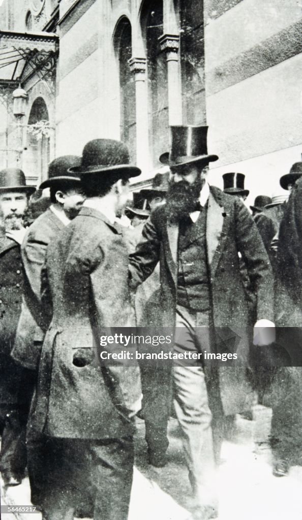 Theodor Herzl in front of the Synagoge of Basel