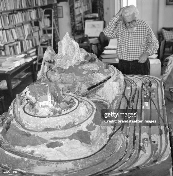 Austrian Ethologist Konrad Lorenz with his model railway in his office. Photography. Around 1970. [Konrad Lorenz, oesterr. Verhaltensforscher mit...