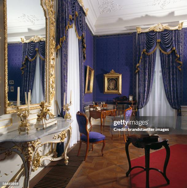 Parlour in the Royal Palace of Godollo. Hungary. Photography. Around 2000. [Salon im Schloss Goedoelloe. Ungarn. Photographie. Um 2000.]