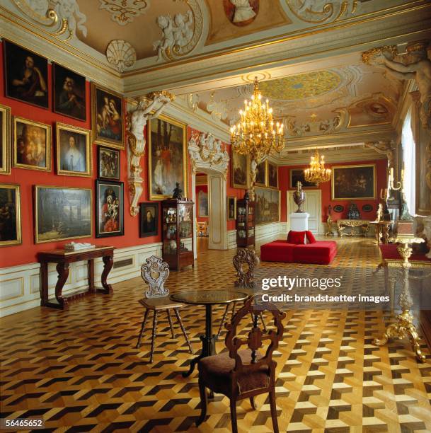 Inside view of the castle Wilanow with familie pictures. Poland, Warsaw. Photography around 1990. [Innenanschicht des Schloss Wilanow mit...