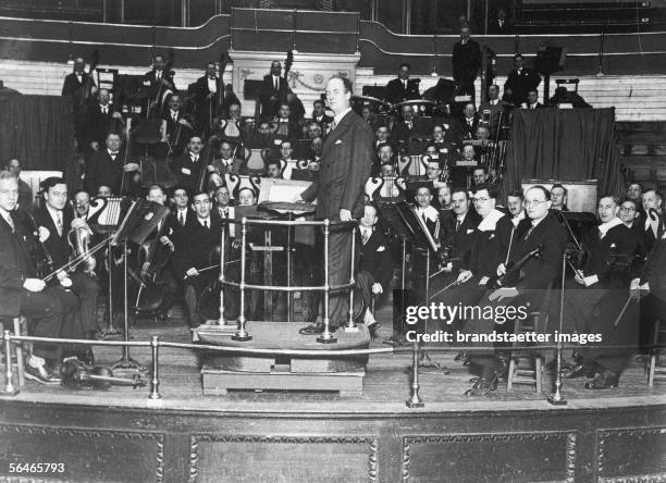 Conductor Wilhelm Furtwaengler with the Berlin Philharmonic Orchestra in London. Photography. Around 1930. [Wilhelm Furtwaengler mit den Berliner...
