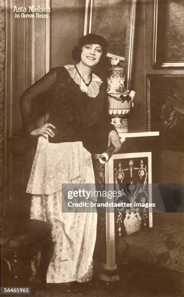 Asta Nielsen, Danish actress. Photography. Around 1925. [Asta Nielsen, daenische Schauspielerin. Photographie. Um 1915.]