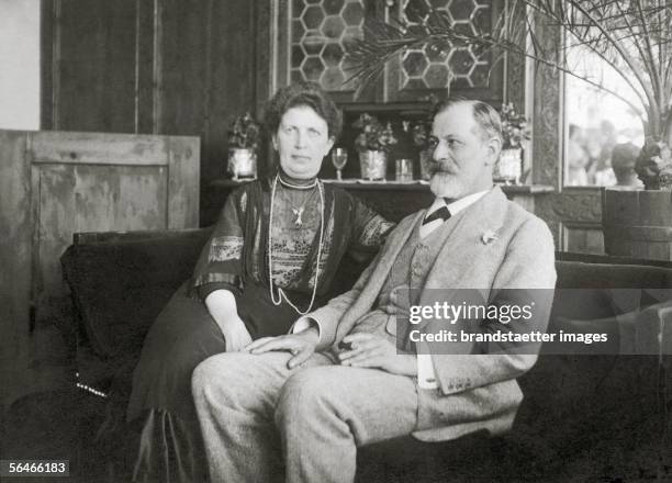 Sigmund Freud and Martha Freud in their apartment in Berggasse 19 on the occasion of their silver wedding. Photography 1911. [Sigmund Freud und...