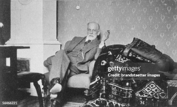 Sigmund Freud in his summer cottage. Photography. Around 1932. [Sigmund Freud in seinem Sommerhaus. Photographie. Um 1932.]