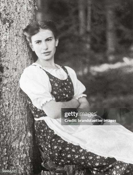 Anna Freud wearing an austrian dirndl. Photography. 1912. [Anna Freud im Dirndl. Photographie. 1912]