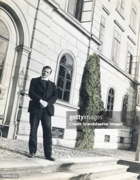 Carl Gustav Jung in front of an housecladding. Photography 1910. [Carl Gustav Jung vor einer Hausfassade. Photographiee. Um 1910]