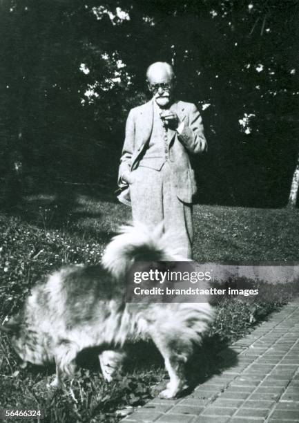 Siigmund Freud with Chow, his dog. Photography. Around 1920. [Sigmund Freud mit Chow, seinem Hund. Photographie. Um 1920]
