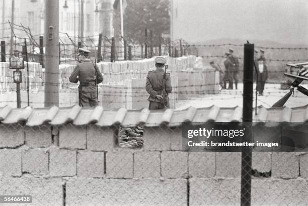 Soldiers at the Berlin Wall. Photography. Germany. 1961/62. [Soldaten an der Berliner Mauer. Photographie. Deutschland. 1961/62.]