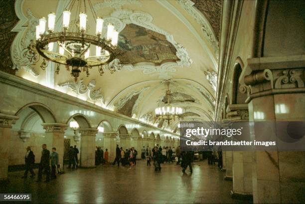 Interior view of a subway station in Moscow. Photography. Russia. 2004. [U-Bahnstation in Moskau, Innenansicht. Photographie. Russland. 2004.]