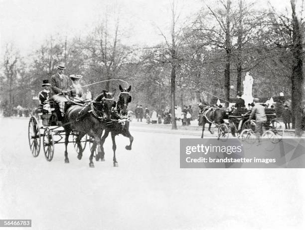 Carriage in Berlin. Germany. Photography. Around 1900. [Kutsche in Berlin. Deutschland. Photographie. Um 1900.]