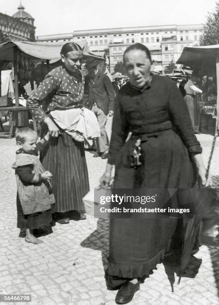 The misery of the underclass: Market at the Friedrich-Karl-Square in Charlottenburg. Germany. Photography by Heinrich Zille. Around 1900. [Das Elend...