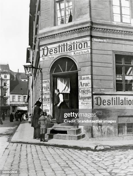 Pub at the corner Hirtenstrasse-Amalienstrasse, Berlin. Germany. Photography by Heinrich Zille. Around 1900. [Kneipe an der Ecke...