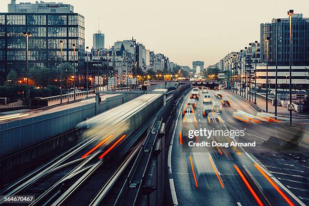 early morning looking towards arc de triomphe - urban traffic stock-fotos und bilder