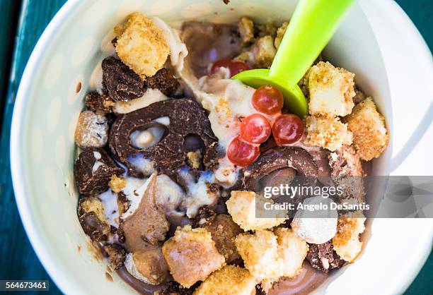 decadent frozen yogurt treat - candy davis stock pictures, royalty-free photos & images