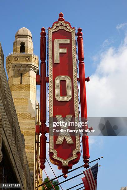 red theatre marquee, atlanta - fox theater atlanta stockfoto's en -beelden