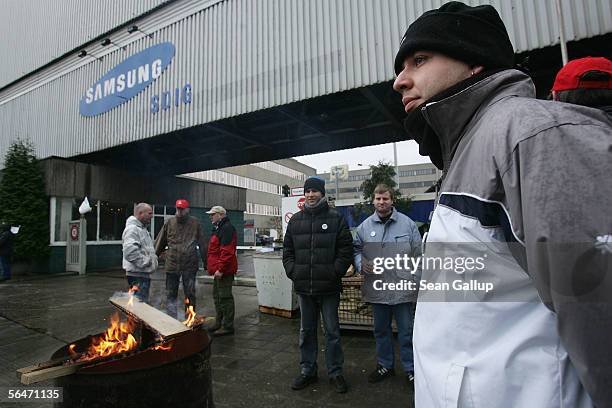 Workers maintains vigil outside a Samsung television tube manufacturing plant December 20, 2005 in Berlin, Germany. Samsung officials in Korea seek...