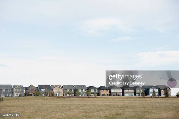 row houses against cloudy sky - adosado fotografías e imágenes de stock