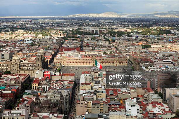 high angle view of metropolitan cathedral and national palace at zocalo - zocalo mexico photos et images de collection