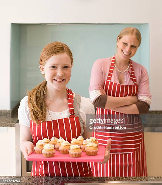 girl and mother making cupcakes - hugh sitton fotografías e imágenes de stock