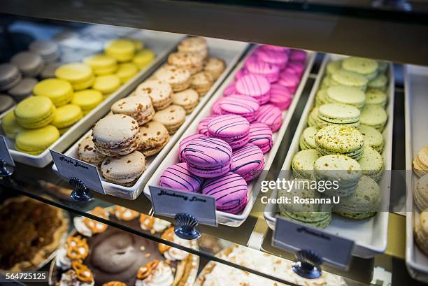 macarons in trays in display cabinet, close-up - skåp med glasdörrar bildbanksfoton och bilder