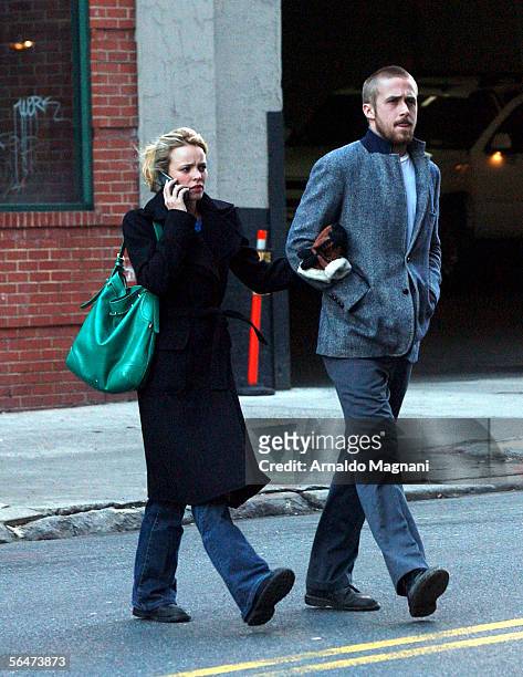 Rachel McAdams and her boyfriend Ryan Gosling walk in Soho after eating at Cafe Noir on December 20, 2005 in New York City.
