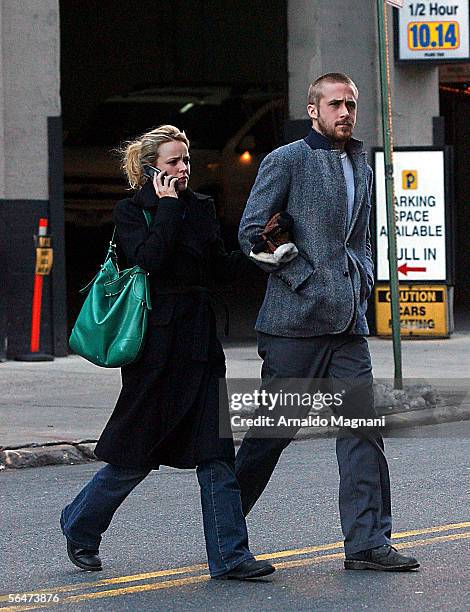 Rachel McAdams and her boyfriend Ryan Gosling walk in Soho after eating at Cafe Noir on December 20, 2005 in New York City.