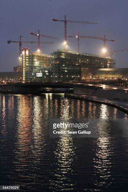 Cranes hover over the under construction Lehrter Bahnhof railway station, December 19, 2005 in the capital's Mitte district in Berlin, Germany. The...