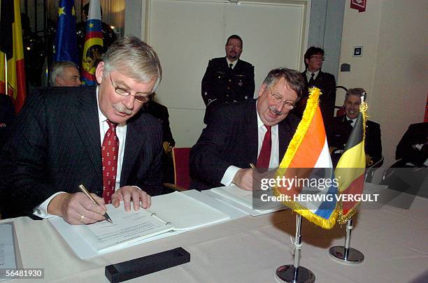 Dutch State Secretary for Defence Cees Van der Knaap and Belgian Minister of Defence Andre Flahaut sign an agreement for the sale by the Belgian army...