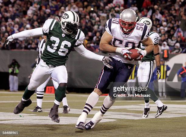 Mike Vrabel of the New England Patriots catches his second touchdown as David Barrett of the New York Jets tries to defend during the game on...