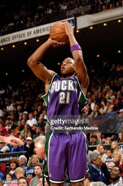 Bobby Simmons of the Milwaukee Bucks shoots against the Orlando Magic December 26, 2005 at TD Waterhouse Centre in Orlando, Florida. NOTE TO USER:...