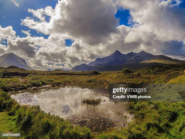 views from sligachan, isle of skye, scotland - glen sligachan 個照片及圖片檔