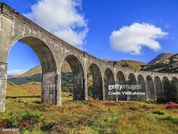 glenfinnan viaduct, lochaber, scotland - glenfinnan viaduct stockfoto's en -beelden