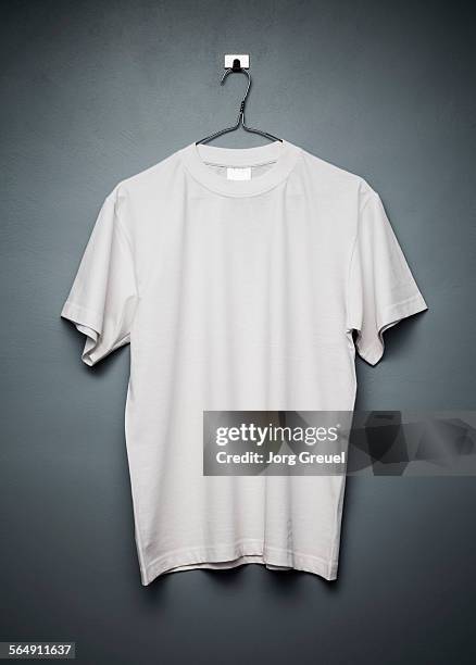 t-shirt - camiseta fotografías e imágenes de stock