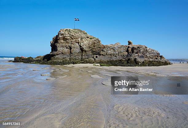 mound on perranporth beach with cornish flag - cornish flag stock-fotos und bilder