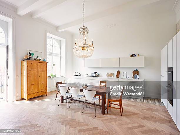 modern kitchen with dining table in a refurbished old building - ceiling lamp stockfoto's en -beelden