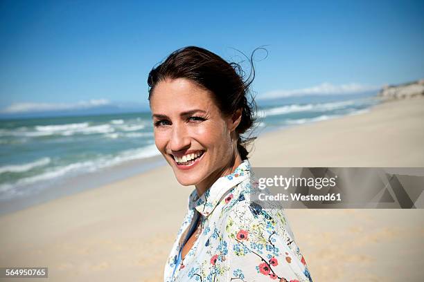 south africa, portrait of smiling woman on the beach - beautiful south african women - fotografias e filmes do acervo