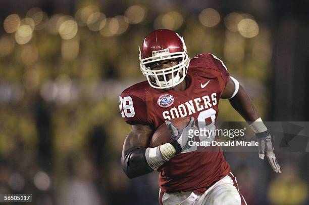Running back Adrian Peterson of the Oklahoma Sooners runs for a gain against the Oregon Ducks during the Pacific Life Holiday Bowl on December 29,...