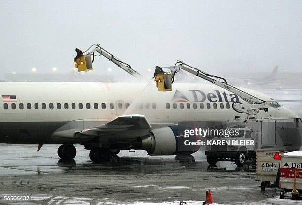 St Paul, UNITED STATES: A Delta Airlines jet undergoes de-icing procedures 30 January, 2005 at Minneapolis-St. Paul International Airport in St....